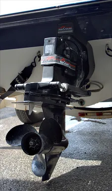 Pied d'embase MerCruiser à l'arrière d'un bateau