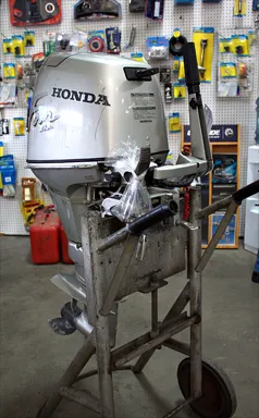 Moteur hors-bord Honda usagé sur un chariot